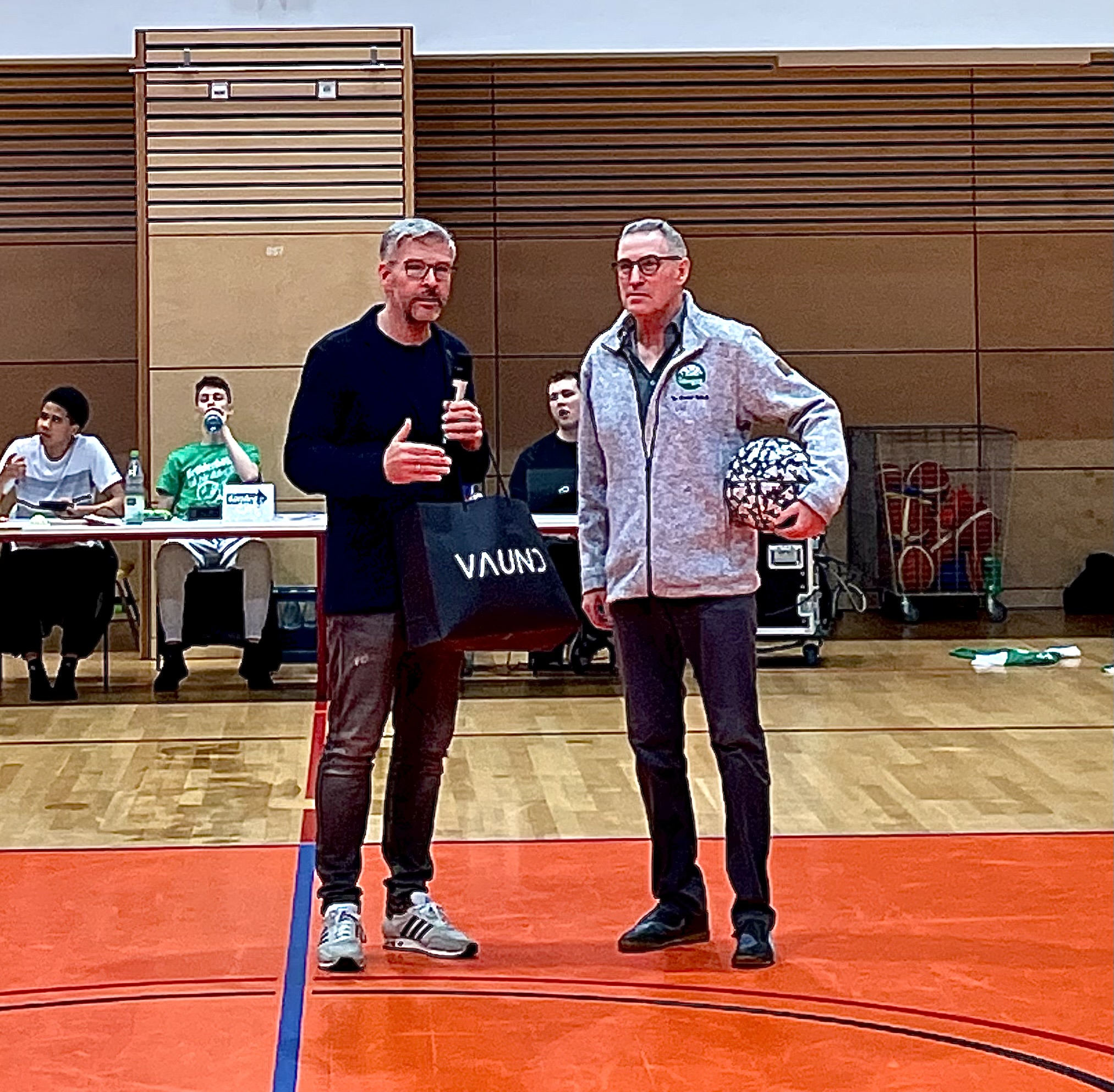 Beim letzten Heimspiel der Uniriesen - ein Dank an unseren bisherigen Vorstandsvorsitzenden Werner Scholz: Ein künstlerisch gestalteter Basketball, übergeben vom neuen Vorsitzenden, Thoralf Brendel, mit der Bitte, dass Werner Scholz auch für die neu gewählt Vereinsspitze als Rückhalt und Safety erhalten bleibt.